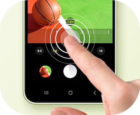 Uma mão toca a tela de um Galaxy A34 5G, alterando a relação de zoom de uma foto de um jogo de basquete