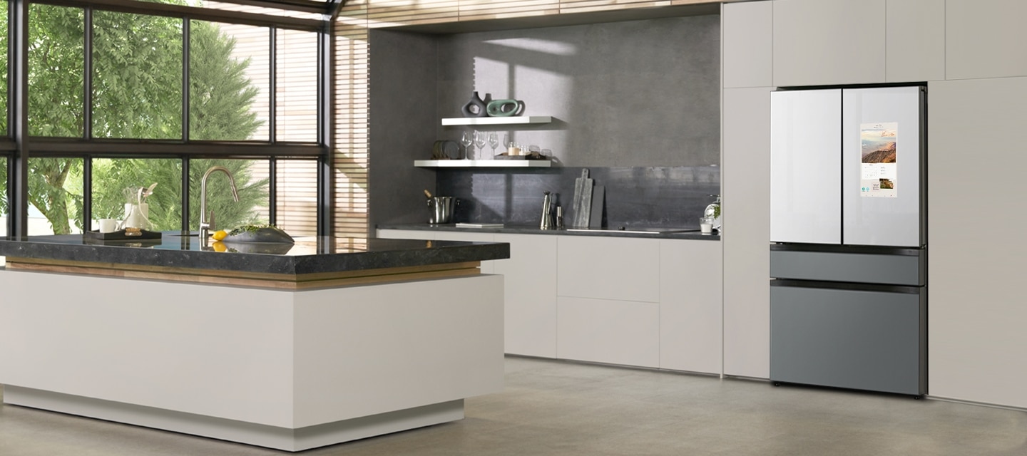 Geladeira sob medida com quatro portas instalada em uma cozinha moderna. Combina bem com um clima luxuoso.