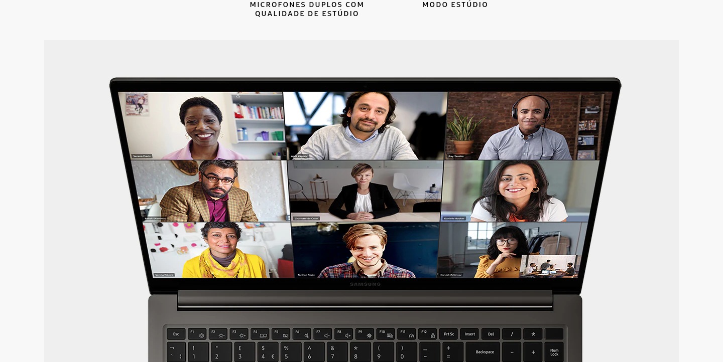 Uma visão superior de um Galaxy Book3 de cor grafite, aberto e voltado para a frente com o aplicativo Microsoft Teams aberto na tela e nove pessoas mostradas em uma chamada de vídeo. "STUDIO QUALITY DUAL MICS. STUDIO MODE."