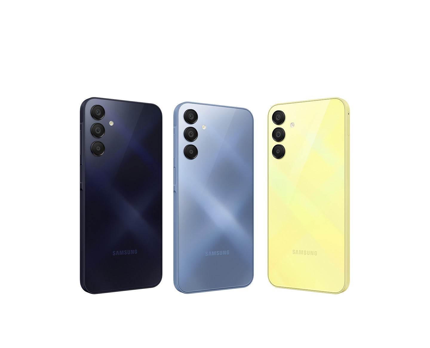 Três dispositivos Galaxy A15 são mostrados. Todos exibem a parte posterior. As cores dos dispositivos são, da esquerda para a direita: Azul Escuro, Azul Claro e Verde Claro.