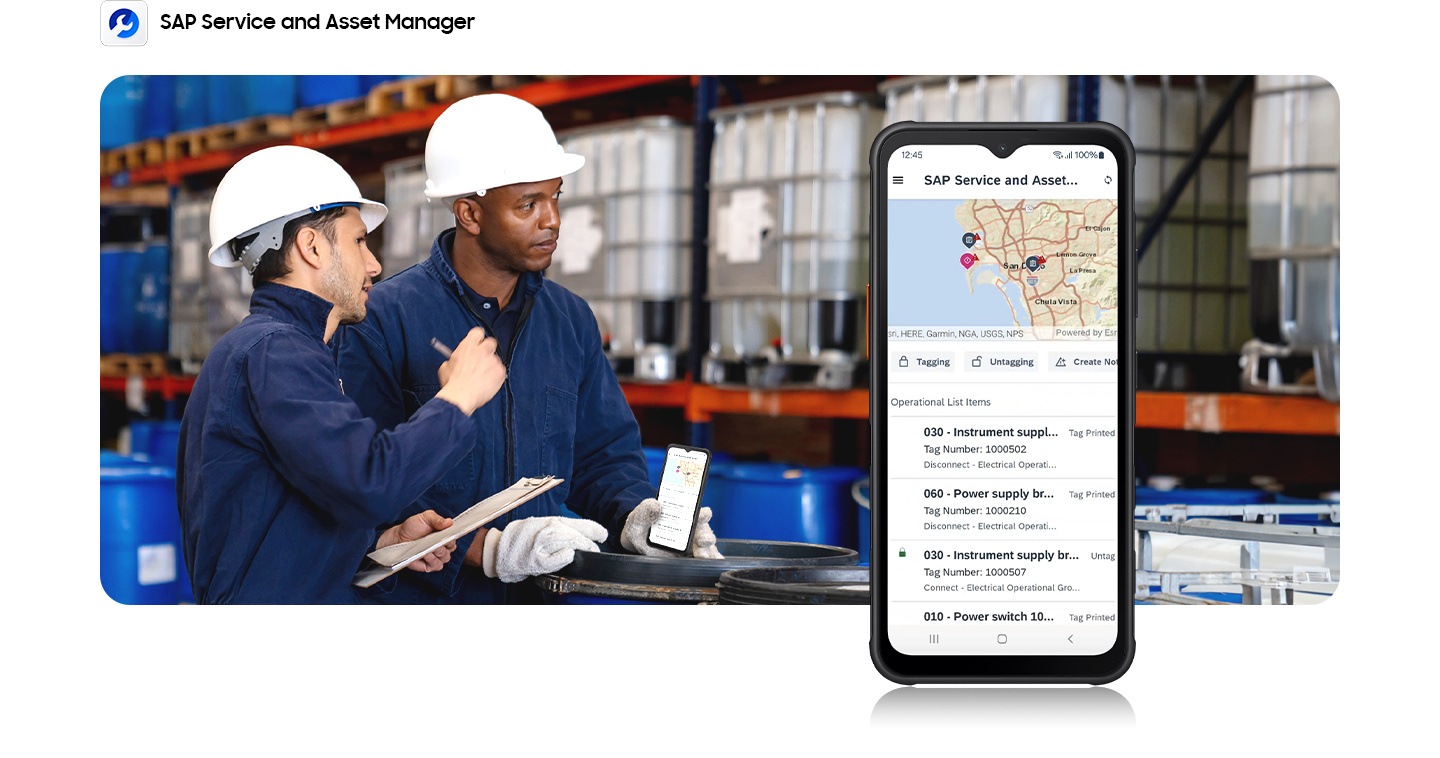 Dois colaboradores do sexo masculino usando equipamentos de segurança estão conversando em um local de trabalho. Um homem está segurando um dispositivo Galaxy Xcover7. Um close da tela do dispositivo exibindo um mapa com informações de vários sites. Um logotipo de aplicativos SAP Service And Asset Manager exibido no canto superior esquerdo.