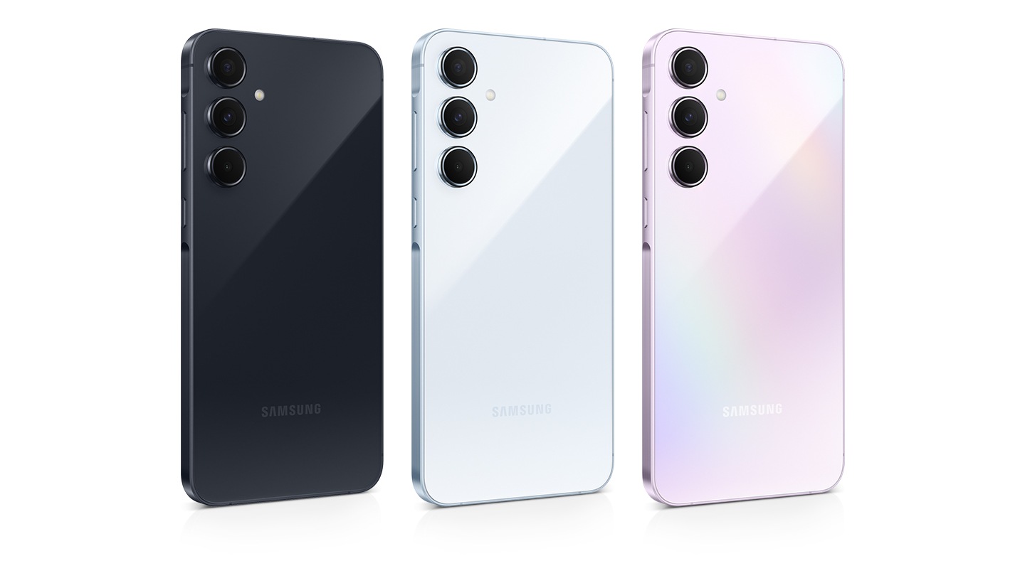 Três dispositivos Galaxy A55 5G perfilados com cores variadas: Azul Claro, Rosa e Azul Escuro. Cada celular apresenta um layout de três câmeras na parte traseira.