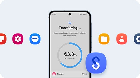 Um smartphone exibindo um processo de transferência de dados. Ao redor do telefone, há ícones coloridos de aplicativos e um logotipo do Smart Switch. 