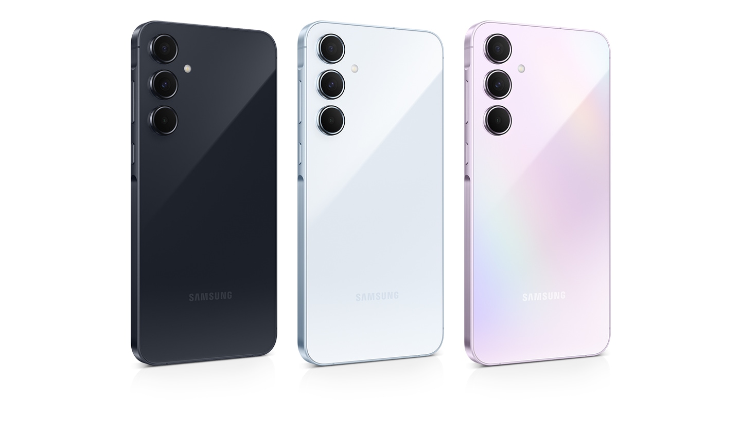 Três dispositivos Galaxy A55 5G perfilados com cores variadas: Azul Claro, Rosa e Azul Escuro. Cada celular apresenta um layout de três câmeras na parte traseira.