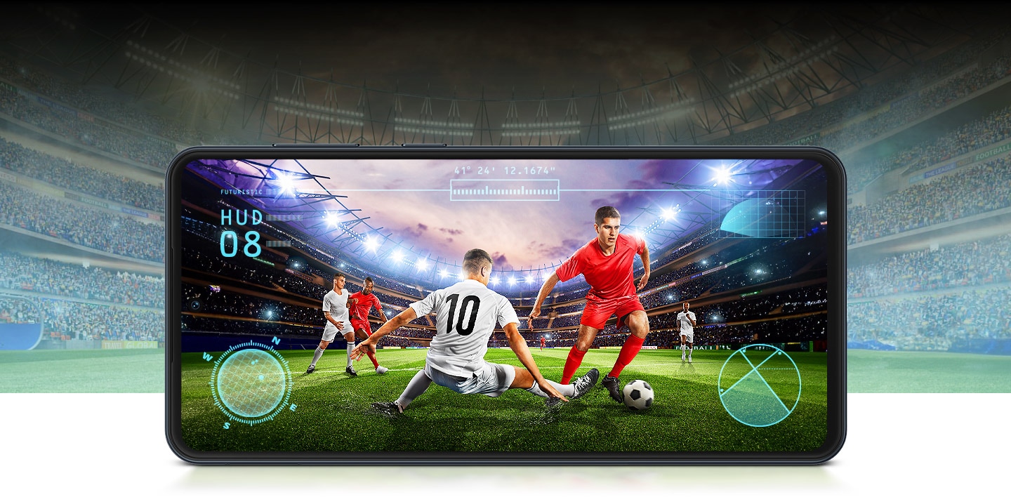 Na tela do dispositivo, cenas muito realistas de um jogo de futebol são mostradas com um jogador de vermelho driblando um defensor de branco.