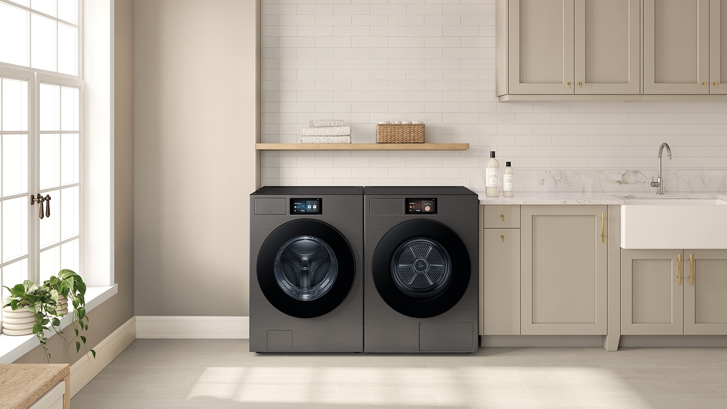 Lavagem inteligente. Controle simplesmente intuitivo. A lavadora e a secadora estão instaladas em uma lavanderia moderna. AI Home. A tela LCD exibe o ciclo AI Wash+ e o ciclo é executado em 32 minutos. No final do ciclo, ele mostra o tempo total, a roupa lavada, o uso e 0,34 kWh de consumo de energia. AI Wash+. O AI Wash+ detecta a roupa dentro do tambor. Ele opera com 5 sensores: sensor de carga de lavagem, sensor de tecido, sensor de nível de sujeira, ajuste do tempo de enxágue e dosagem de detergente. AI Ecobubble™. A espuma rica passa pela tubulação interna da máquina de lavar e penetra efetivamente na roupa. * As imagens são apenas para fins ilustrativos.