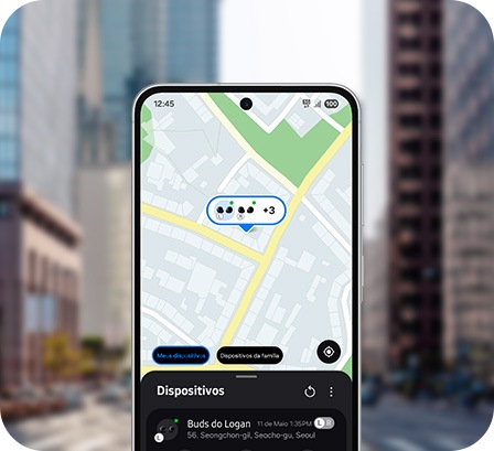 Vemos um Smartphone Samsung Galaxy com o app Samsung Find exibindo a localização dos fones perdidos.