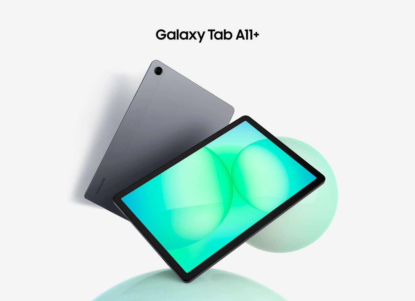 Três tablets Galaxy Tab A11+ estão dispostos em forma de leque. Os dois primeiros à esquerda mostram suas partes traseiras em prata e cinza, enquanto o tablet voltado para a frente exibe um padrão circular esverdeado em sua tela. Acima dos tablets, o texto diz “Galaxy Tab A11+”.