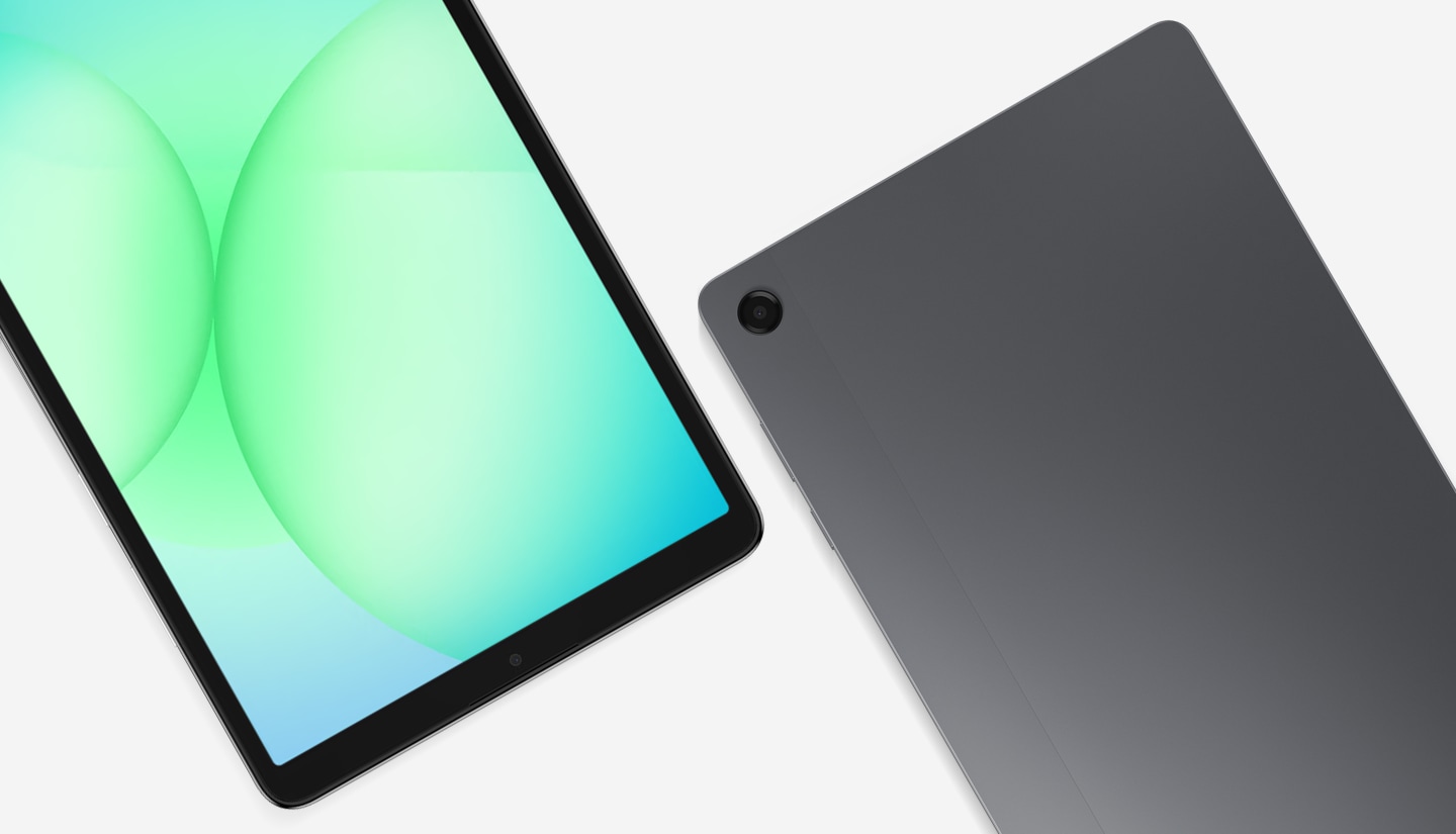 Dois tablets Galaxy Tab A11+ estão colocados lado a lado, um cinza e outro prateado, com as partes traseiras voltadas para o observador. As lentes das câmeras traseiras de ambos os tablets estão visíveis.