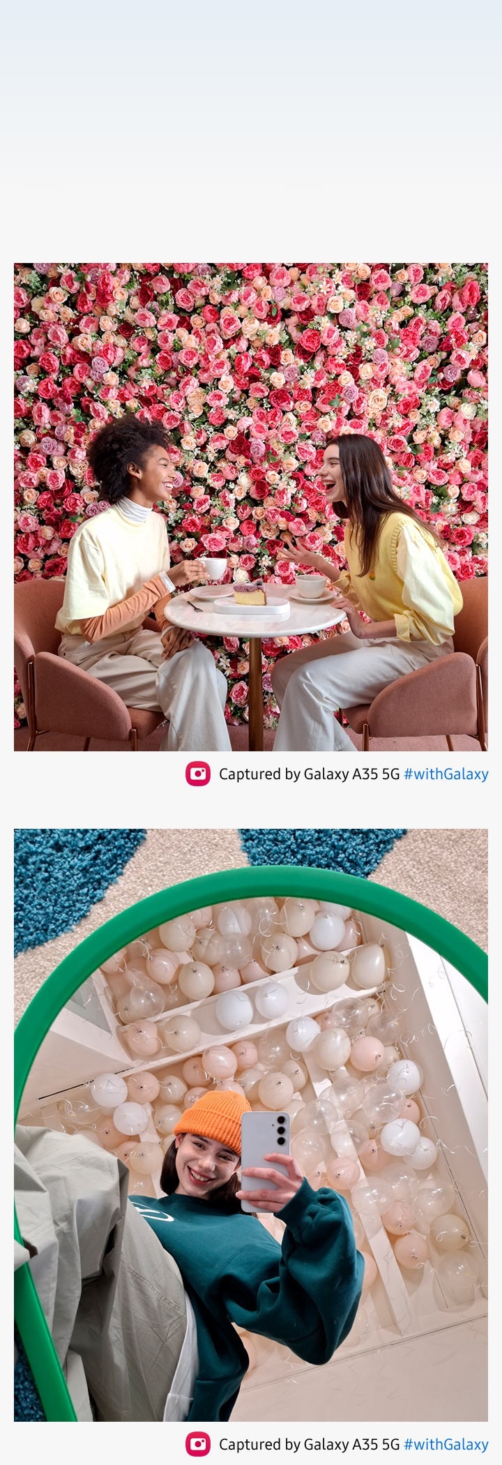 Duas pessoas conversam em uma mesa com um vibrante cenário de parede floral rosa. Há uma selfie espelhada de uma pessoa com um fundo de balões brancos. Em texto, lê-se “Captured by Galaxy A35 5G #withGalaxy” (Registrado pelo Galaxy A35 5G #withGalaxy).