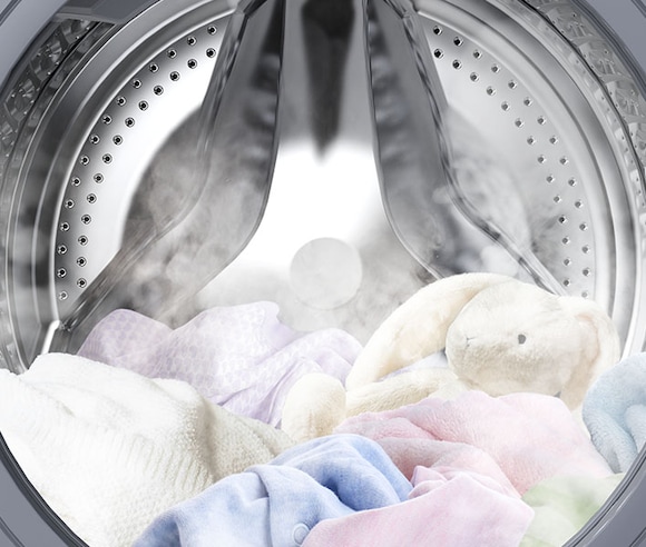 La vapeur se disperse à l'intérieur de la machine à laver et trempe les vêtements dans le tambour.