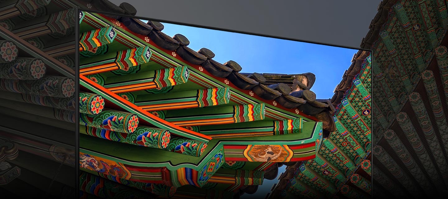 Crystal UHD TV highlights the details of a Korean palace's roof in the background with colorful details and enhanced clarity.