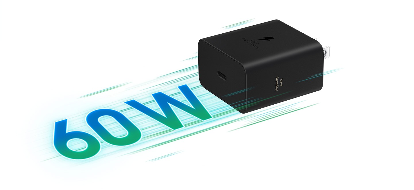 Un adaptador de corriente negro de 60 W se encuentra de lado, como si avanzara, con rayas verdes detrás y el texto "60 W". El texto del adaptador indica "Carga superrápida" y "Bajo consumo de energía".