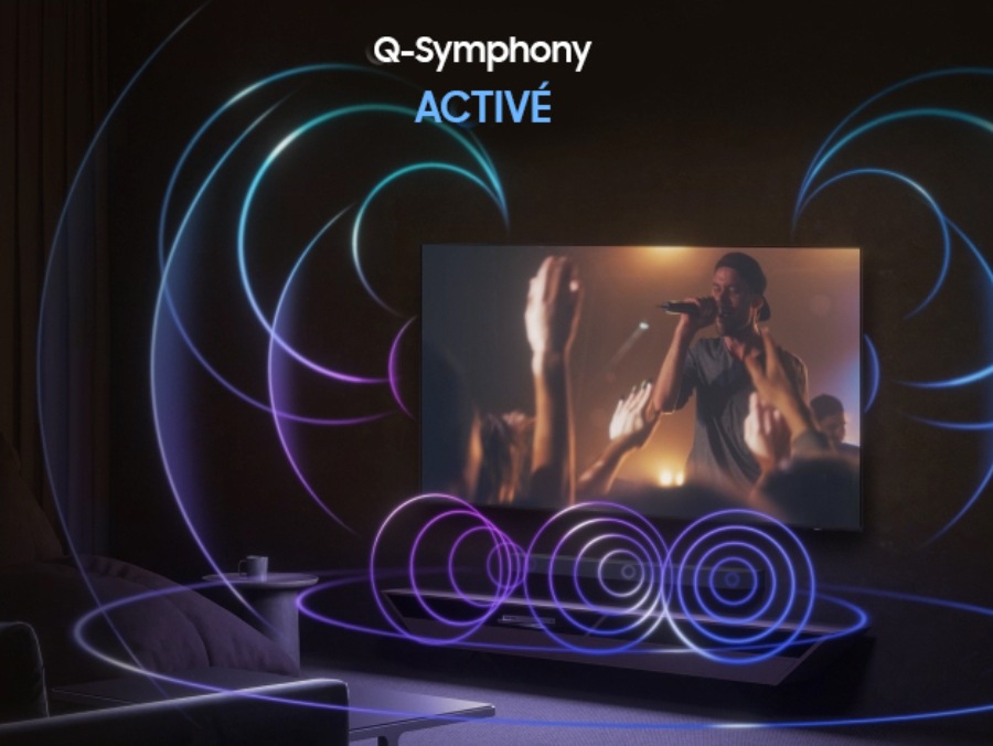 Un téléviseur montre une scène de concert. Lorsque la fonction Q-Symphonie est désactivée, la barre de son sous le téléviseur lit le son seule, émettant de petites ondes sonores. Lorsque la fonction Q-Symphonie est activée, le téléviseur et la barre de son diffusent le son ensemble, les deux émettant de grandes ondes sonores synchronisées.