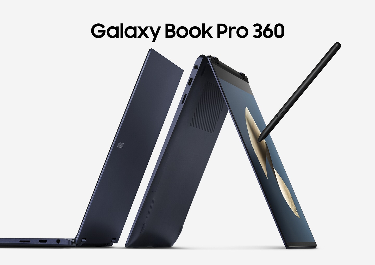 Dois idênticos 360 Galaxy Book Pro 360 em azul místico são colocados lado a lado. Um deles está equipado com o estilo S, no modo de tenda, descansando na borda da tela e do teclado. Galaxy Book Pro 360 'está escrito