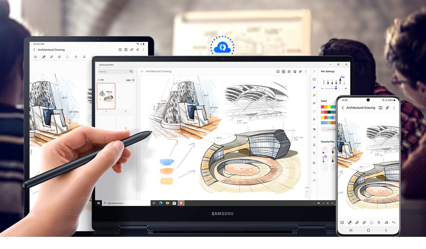 Ein Galaxy Book Pro 360, das in Echtzeit mit einer Handzeichnung in der Mitte platziert ist, und ein Handy und ein Galaxy Tab S7 werden nebeneinander platziert. Es handelt sich um eine architektonische Zeichnung, die auf den drei Bildschirmen angezeigt wird und zeigt, dass die Geräte automatisch von Samsung Notes synchronisiert werden