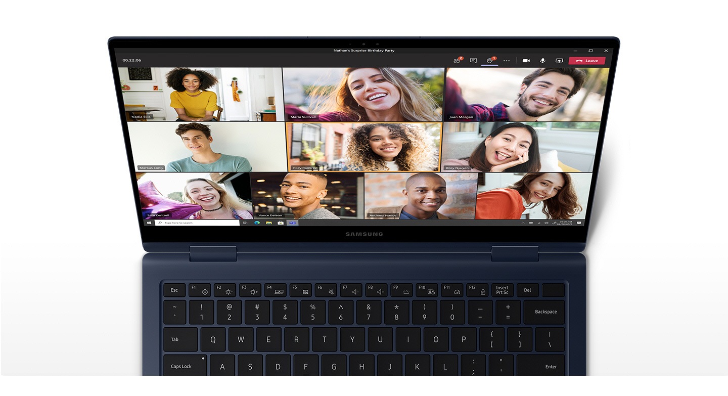 Aparece no Galaxy Book Pro 360 é uma videochamada com 10 participantes diferentes sorrindo, falando ou fazendo um gesto durante uma videochamada