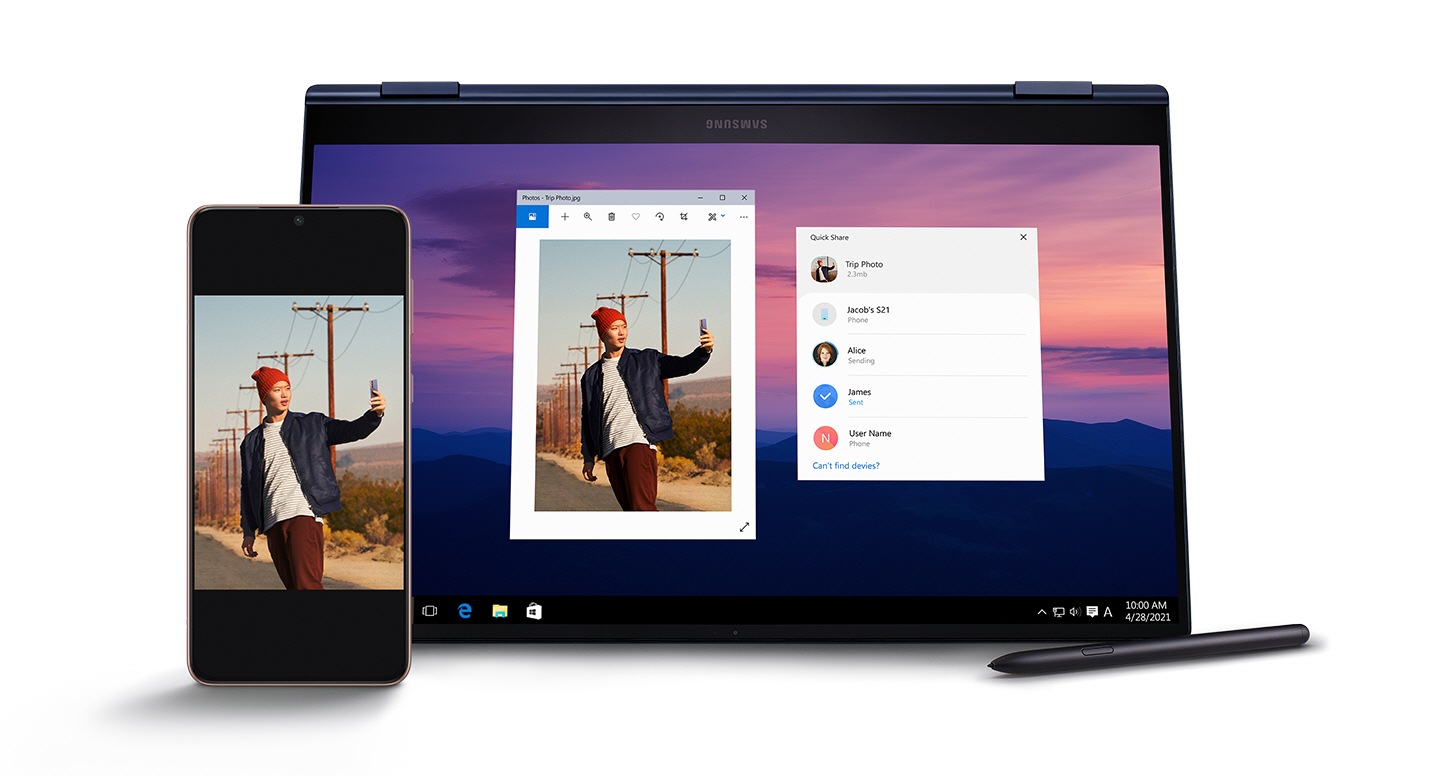 The Galaxy Book Pro 360 diletakkan bersebelahan dengan telefon bimbit, skrin kedua -dua peranti memaparkan foto yang sama seorang lelaki yang mengambil sendiri, menunjukkan bahawa fail dapat dikongsi dengan cepat. Stylus diletakkan di sudut kanan bawah
