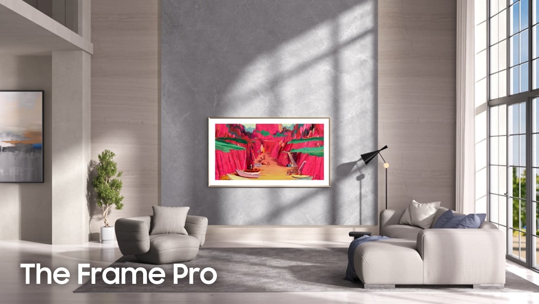 Le téléviseur The Frame Pro de Samsung monté contre le mur d’un salon moderne affiche une œuvre d’art colorée.