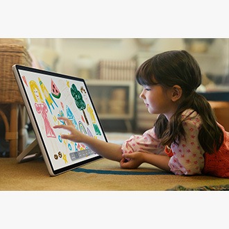 Une petite fille utilise ses doigts pour faire des dessins colorés sur The Movingstyle.