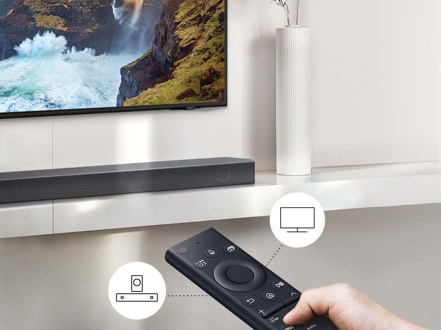 Pengguna mengontrol fungsi soundbar dan TV dengan remote TV Samsung