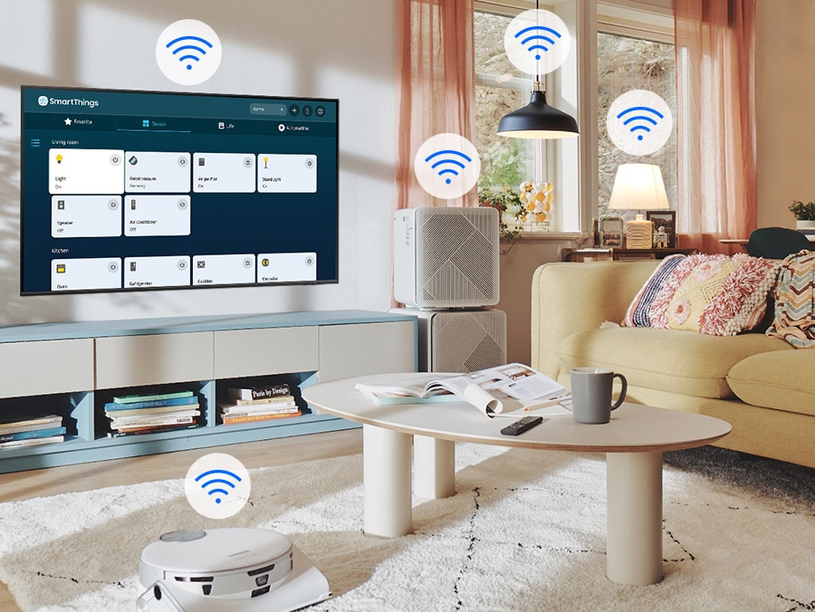 Uporabniški vmesnik SmartThings je prikazan na televizorju. Ikone Wi-Fi lebdijo nad televizorjem, robotskim sesalnikom, čistilcem zraka in lučmi.