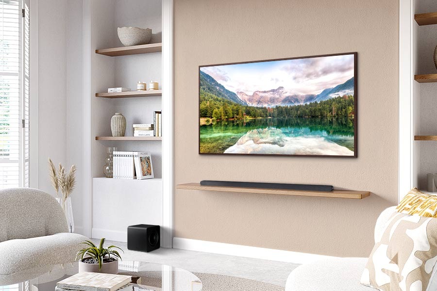 Ein Samsung-Fernseher an der Wand und eine Samsung Soundbar S800D auf einem Regal darunter, mit einem Subwoofer daneben.