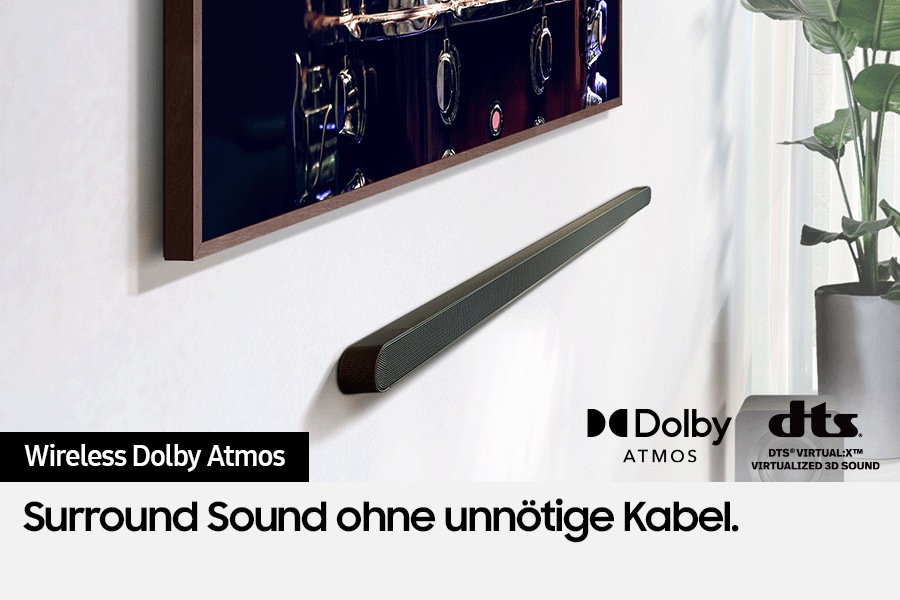 Die Samsung Soundbar ist drahtlos mit dem Fernseher verbunden. Dolby Atmos-Logo und DTS Virtual:X-Logo.