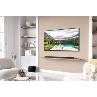 Ein Samsung-Fernseher an der Wand und eine Samsung Soundbar S800D auf einem Regal darunter, mit einem Subwoofer daneben.
