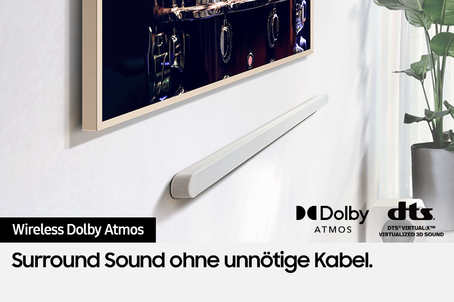 Die Samsung Soundbar ist drahtlos mit dem Fernseher verbunden. Dolby Atmos-Logo und DTS Virtual:X-Logo.