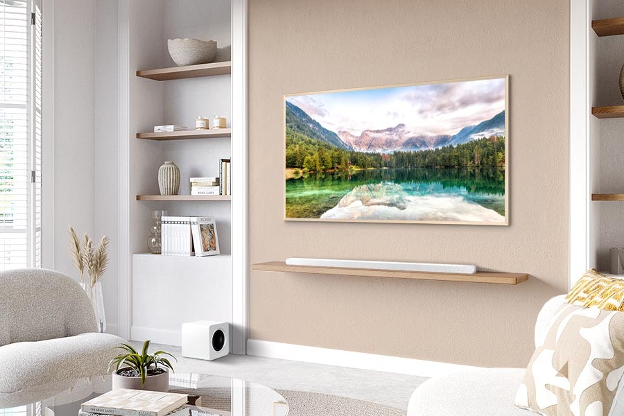 Ein Samsung-Fernseher an der Wand und eine Samsung Soundbar S801D auf einem Regal darunter, mit einem Subwoofer daneben.