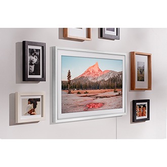 The Frame wird mit einer Slim Fit Wall Mount an die Wand gehängt, um wie ein echter Bilderrahmen auszusehen. 