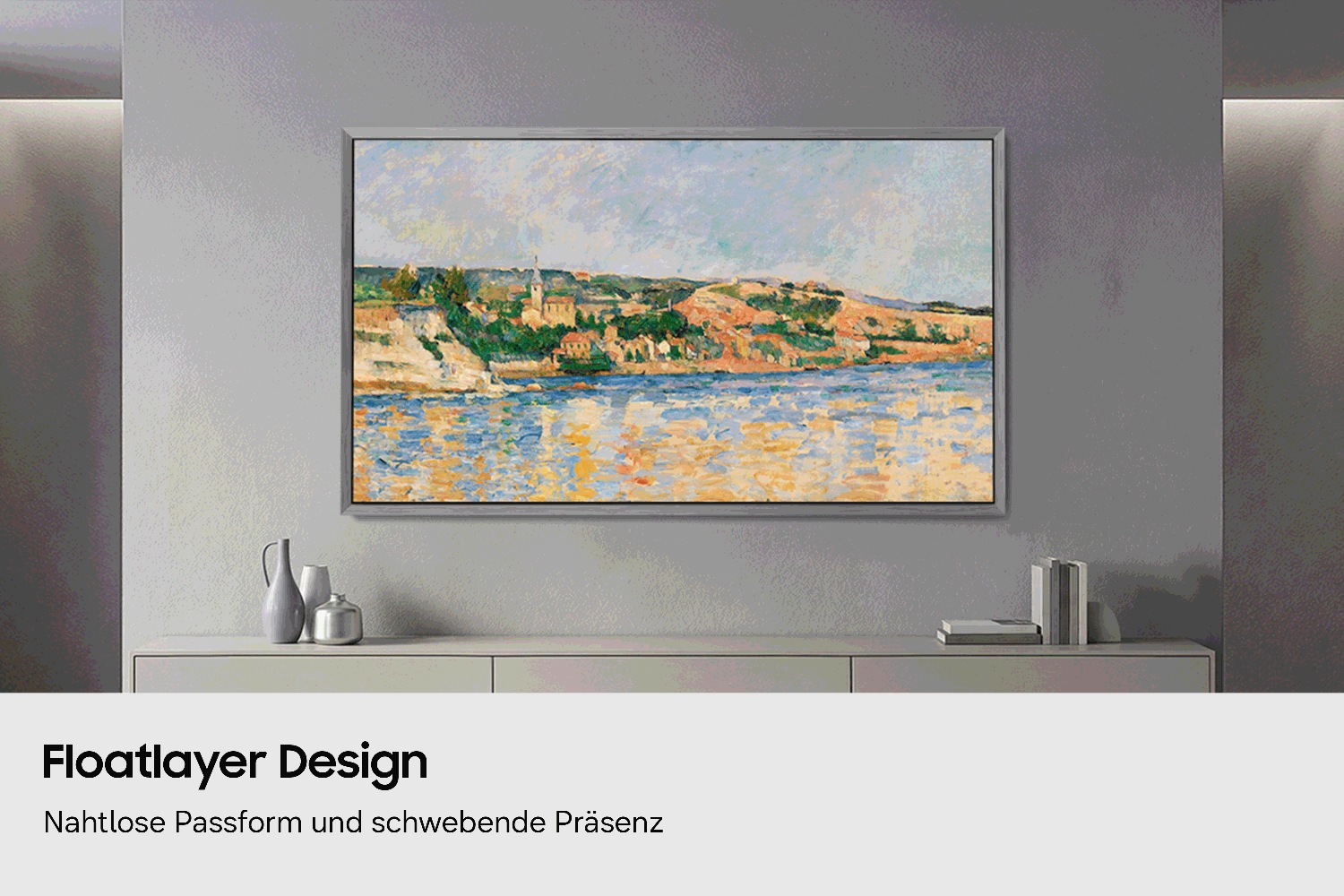 Ein Samsung OLED TV auf dem eine Küstenlandschaft mit blauem Himmel und glitzerndem Wasser abgebildet ist, hängt an einer grauen Wand über einem minimalistischen Regal.