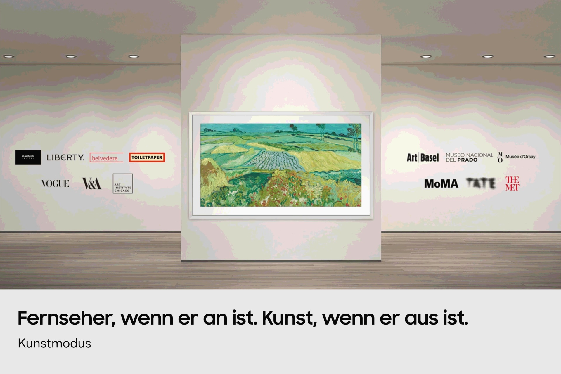 In einer modernen Galerie ist ein Samsung The Frame zu sehen, das von Logos wie Art Basel, MoMA und Tate umrahmt wird.