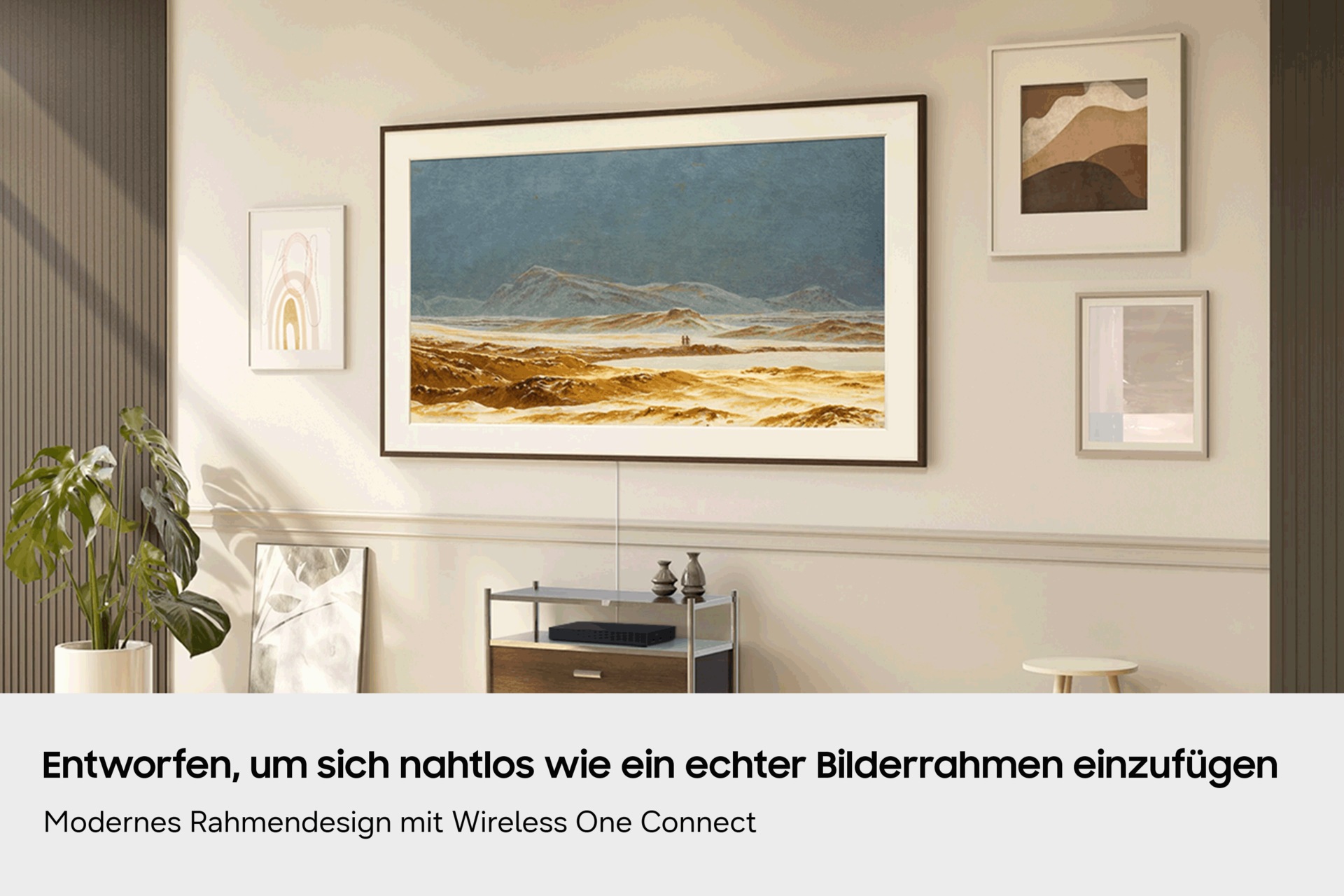 Ein modernes Wohnzimmer mit einem Samsung The Frame an der Wand, umgeben von minimalistischer Einrichtung und Pflanzen.