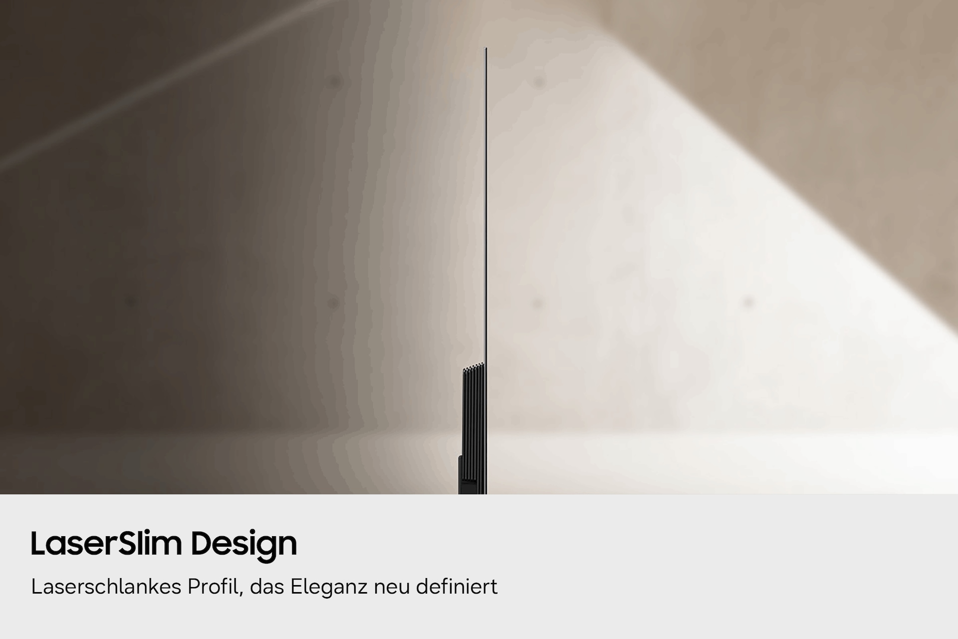 Seitenansicht eines ultradünnen Fernsehers, der sich vor einem minimalistischen Hintergrund durch sein schlankes Profil auszeichnet. 