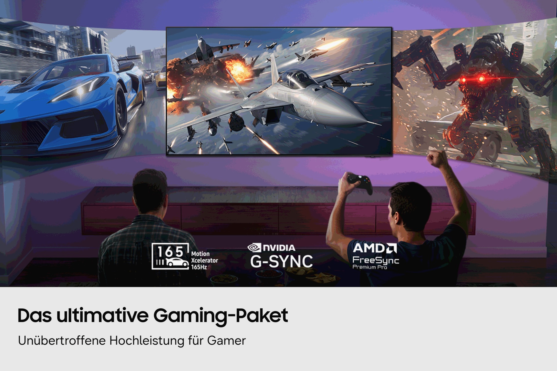 Zwei Spieler mit Controllern sitzen vor einem grossen Bildschirm, auf dem spannende Szenen mit einem Rennwagen, einem Kampfjet und einem Roboter zu sehen sind. 