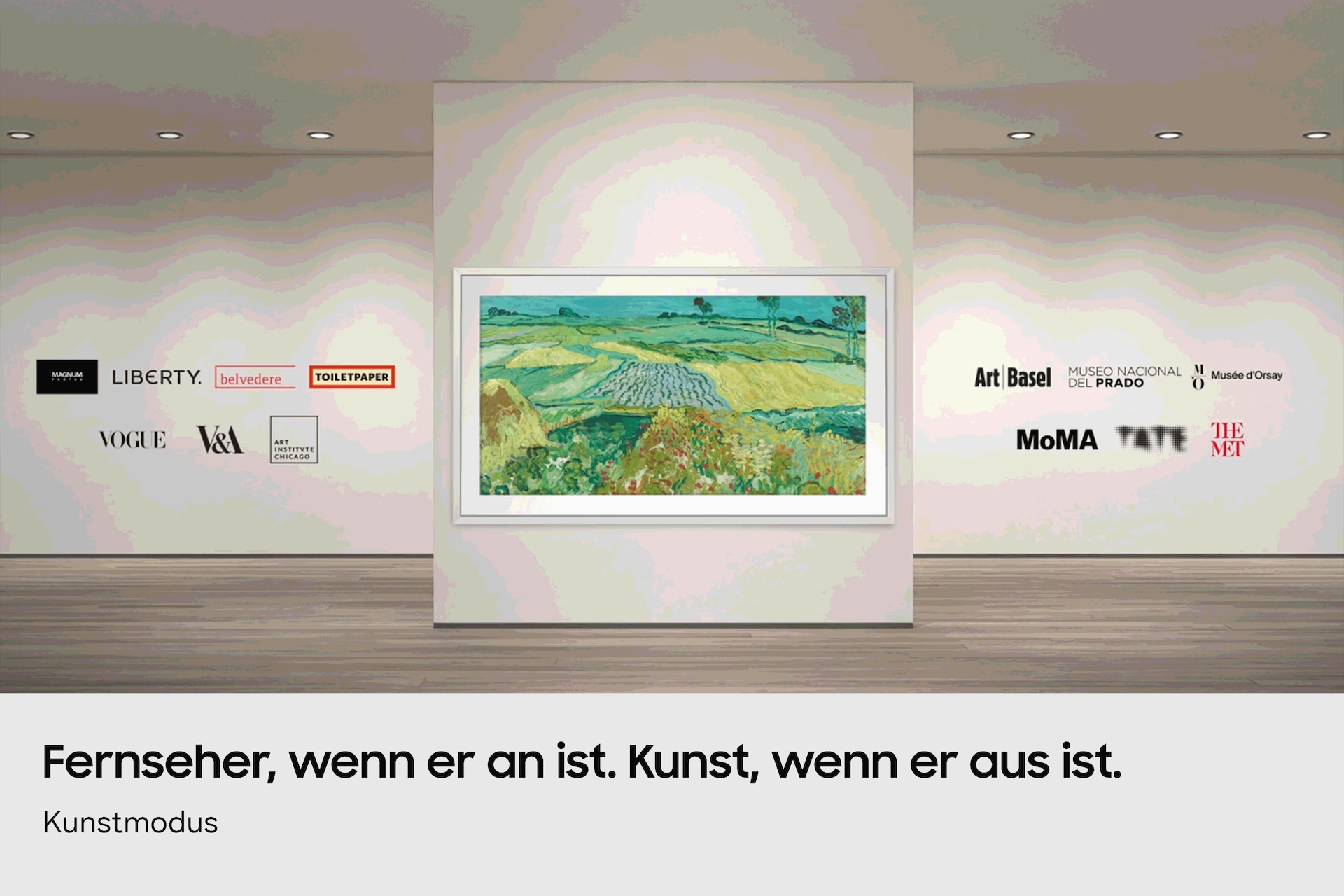 In einer modernen Galerie ist ein Samsung The Frame Pro zu sehen, das von Logos wie Art Basel, MoMA und Tate umrahmt wird.