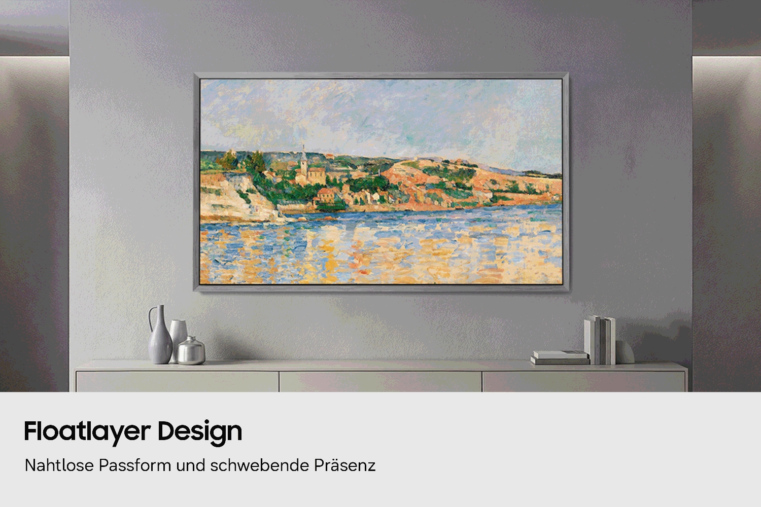 Ein Samsung OLED TV auf dem eine Küstenlandschaft mit blauem Himmel und glitzerndem Wasser abgebildet ist, hängt an einer grauen Wand über einem minimalistischen Regal.