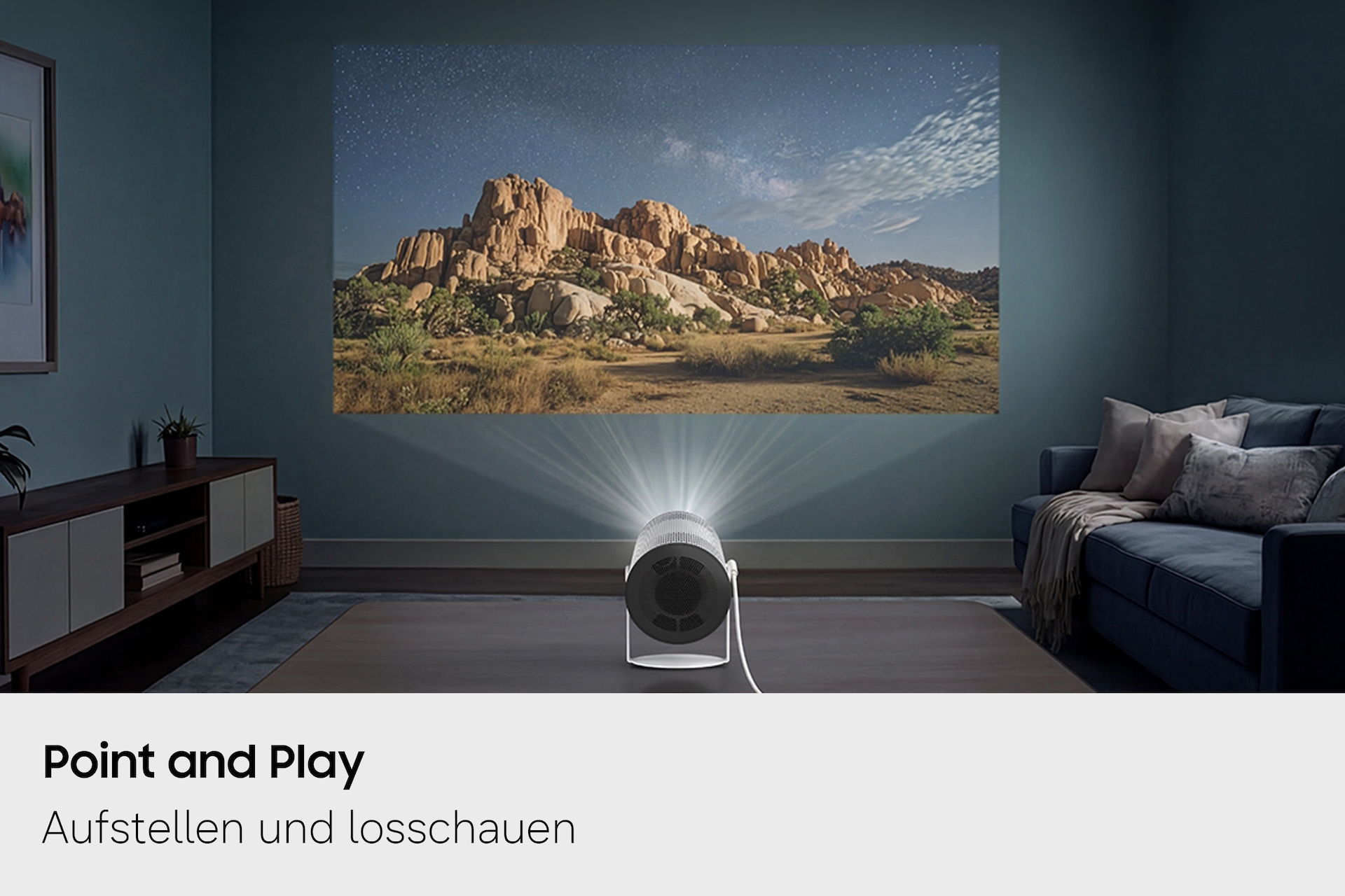 Das Samsung The Freestyle+ projiziert im Wohnzimmer ein Landschaftsbild gestochen scharf auf strukturierte Vorhänge und demonstriert damit seine Fähigkeit, effektiv auf verschiedene Oberflächen zu projizieren.