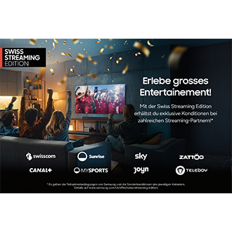 Eine Gruppe feiert in einem gemütlichen Wohnzimmer, während sie fernsieht. Während sie jubeln, fällt Konfetti herab. Der Text lautet: „Erlebe grossartiges Entertainment!“, darunter sind Streaming-Logos zu sehen.
