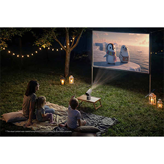 Eine Mutter und zwei Kinder sitzen auf einer Decke im Gras und schauen sich nachts im Freien animierte Inhalte an, die von Samsungs „The Freestyle+“ auf eine tragbare Projektionsfläche projiziert werden. Diese visuellen Inhalte wurden mithilfe von KI-Tools erstellt und dienen lediglich der Veranschaulichung.