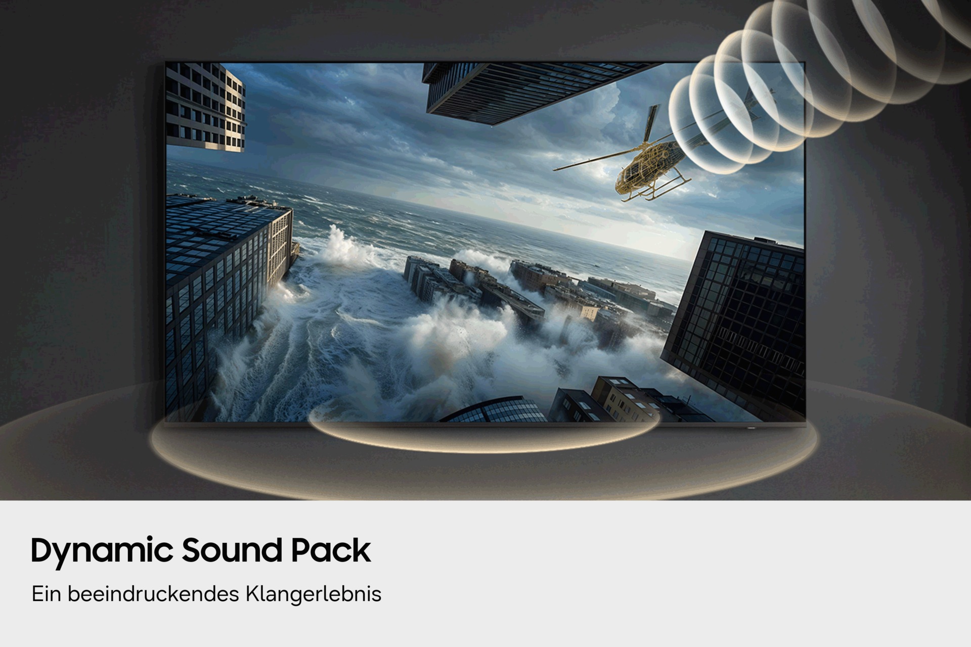 Auf dem Bildschirm eines Samsung-Fernsehers ist eine stürmische Szene zu sehen, in der riesige Wellen durch eine Stadtlandschaft branden, während über ihnen ein Hubschrauber kreist. Rund um den Fernseher sind Surround-Sound-Wellen dargestellt.