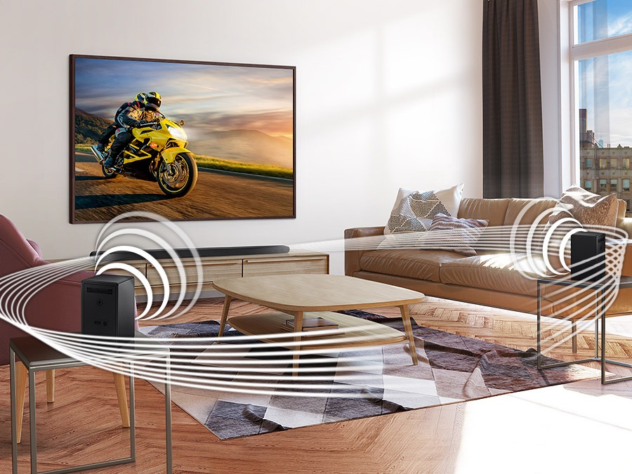 Soundwave grafikleri Samsung kablosuz arka hoparlör kitinden ve ses çubuğundan çalıyor ve kablosuz ses uyumlu özelliğini gösteriyor