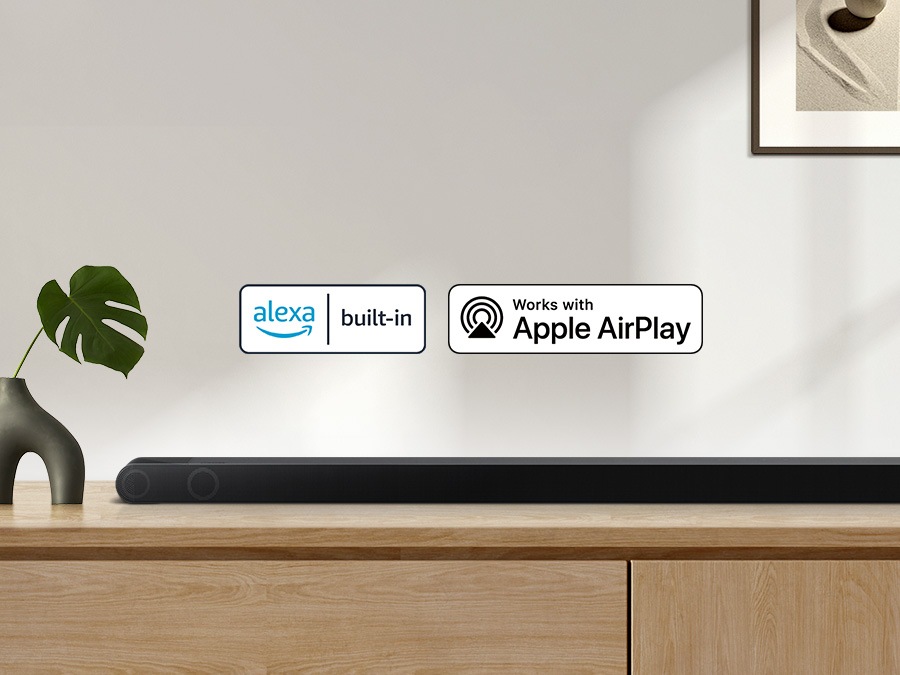 Логотип Alexa и логотип Apple Airplay может быть вместе со звуковой панелью Samsung S800B, которая находится на гостиной