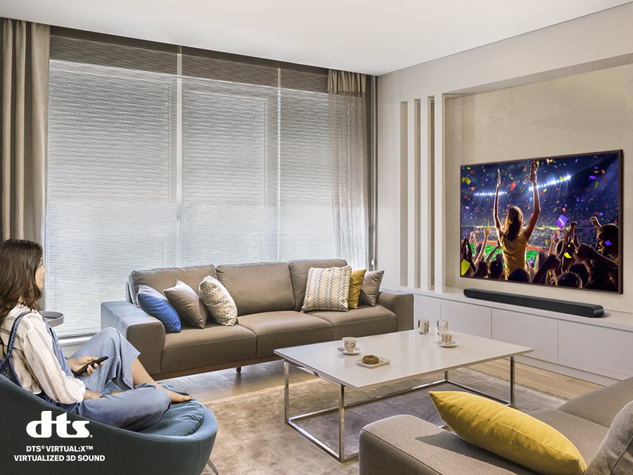 Qadında televiziyasında bir musiqi konserti var. Simulyasiya edilmiş səs dalğası qrafikası Samsung S Series Soundbar-ın immersive 3D səs təcrübəsini göstərir. DTS virtual x loqotipi görmək olar