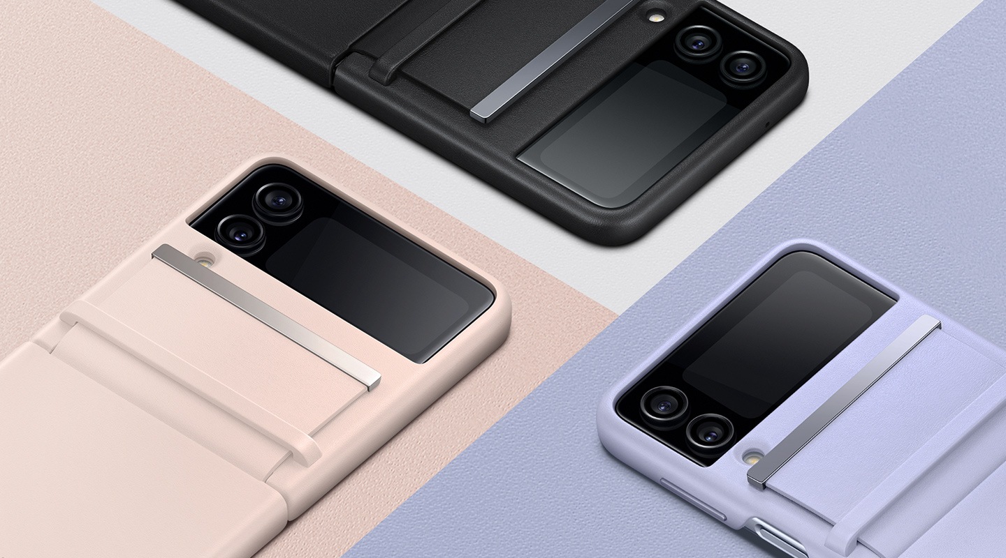 Trois appareils Galaxy Z Flip4 équipés de coques en cuir avec rabat en coloris Peach, Black et Light Blue sont posés face vers le bas, de manière inclinée pour mettre en valeur chaque couleur. 