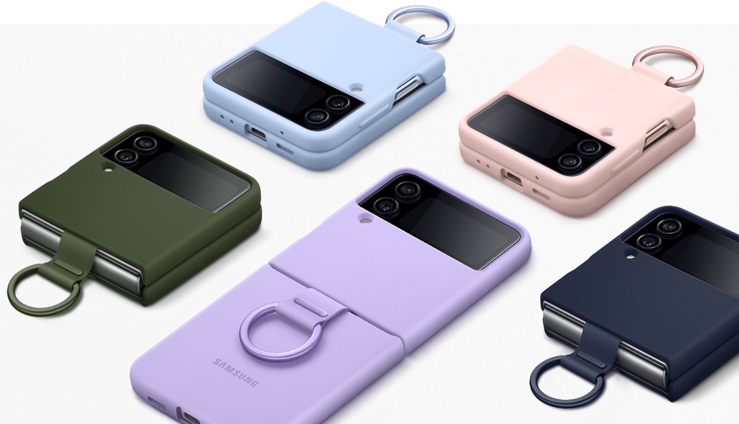 Image montrant cinq appareils Galaxy Z Flip4, chacun équipé d'une coque en silicone avec anneau de couleur différente, à savoir Khaki, Arctic Blue, Lavender, Pink et Navy. L'appareil habillé d'une coque en coloris Lavender est ouvert et tourné face vers le bas, tandis que tous les autres appareils sont fermés. 