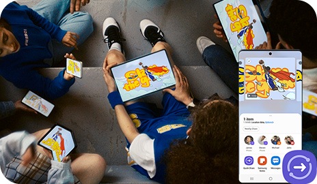 Plusieurs personnes assises côte à côte regardent la même image sur leurs appareils respectifs. Un smartphone Galaxy affichant l’écran Quick Share est affiché sur la droite de l’image. L’icône Quick Share est affichée à côté du téléphone.