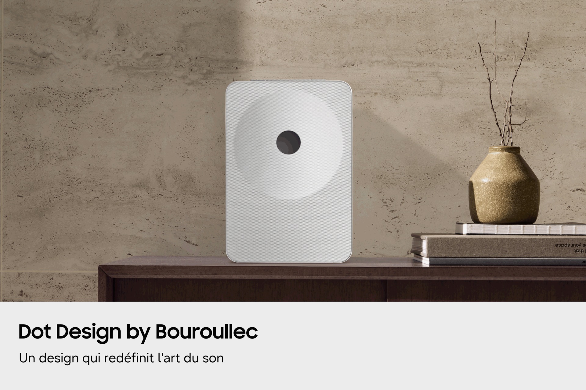 Une enceinte transparente posée sur une table en bois diffuse des motifs ondulés symbolisant l'audio haute résolution, accompagnés d'une étiquette portant la mention « 24 bits/96 kHz ».  
